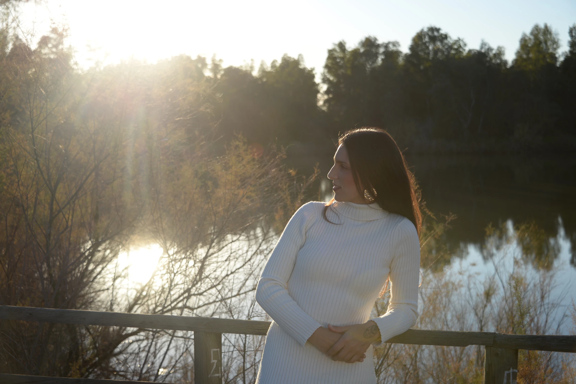 Mujer en un espacio cálido de introspección